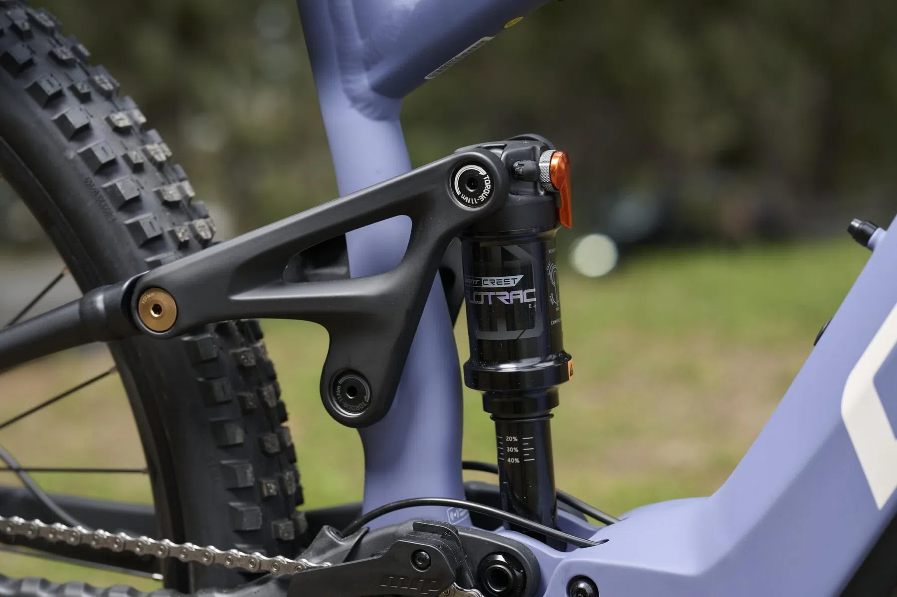 Single-pivot ontwerp met 140 mm actieve achtervering